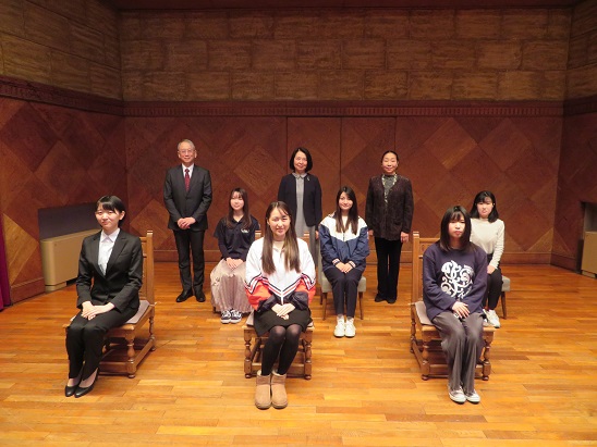 大学クローバー賞 めぐみ会賞 の表彰式を行いました ニュース一覧 神戸女学院大学 Kobe College