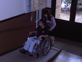 車椅子を使って2人1組で障がい者体験