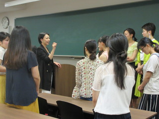講義後、神谷氏の周りに集まる受講生たち