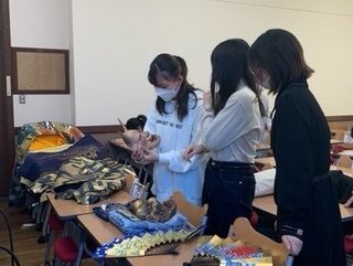 授業後に舞台道具を手に取る学生たち