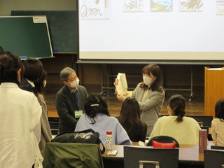 画材を持つ大橋氏を囲む受講生と上念講師