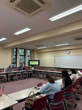 授業風景（ご担当の江弘毅講師と川浪ナミヲ氏）