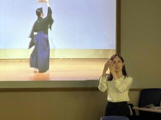振りについて説明される花柳氏