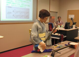 演奏中の荒井氏