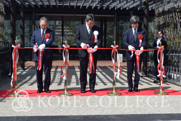 新棟「小林季子(すえこ)記念館」の完成を記念し、献堂式を行いました