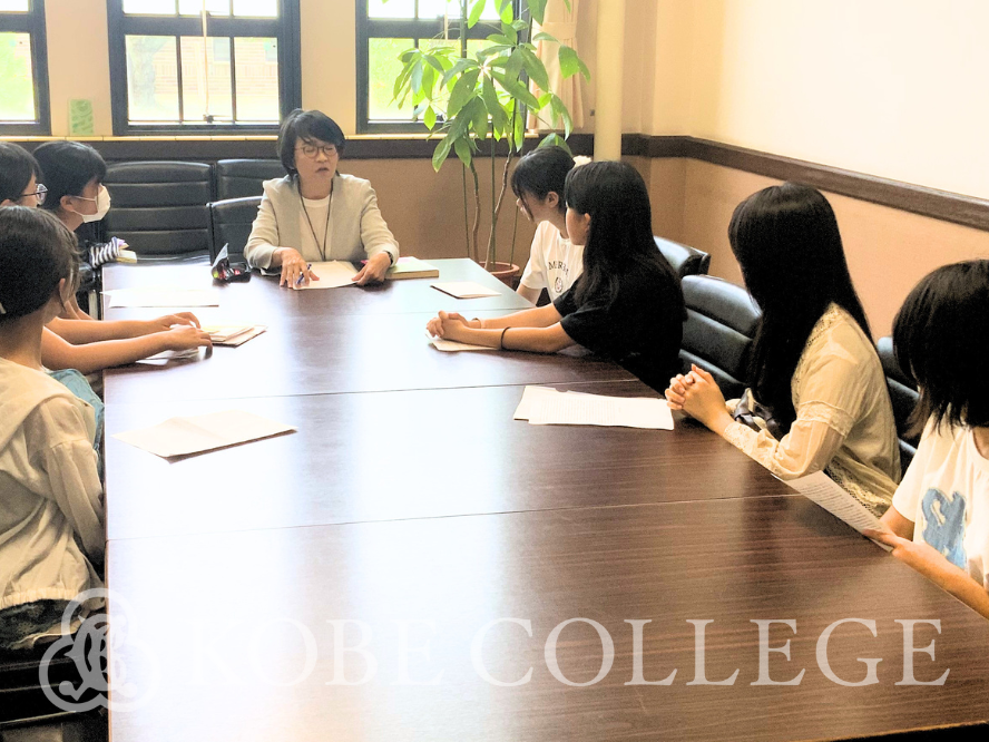 神戸女学院中高部で開催された「白熱教室」に総合文化学科の奥野 佐矢子 教授が助言者として参加しました